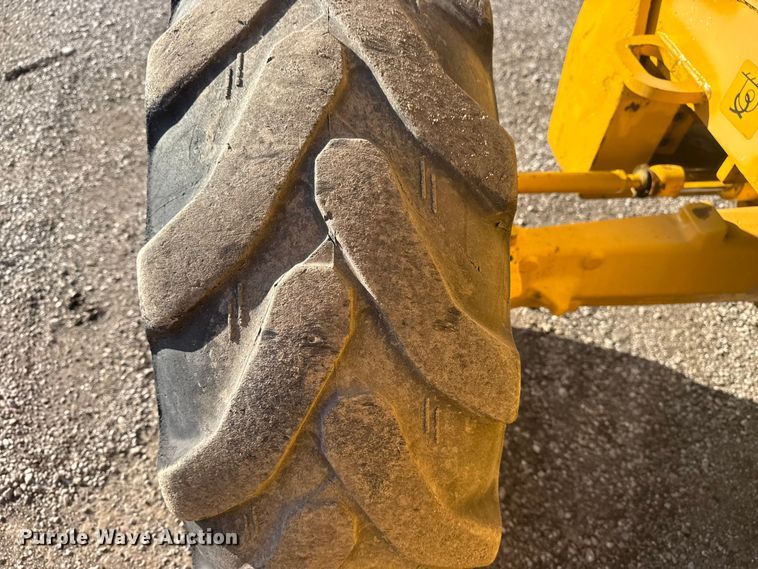 image for item EG1952 John Deere 310J backhoe