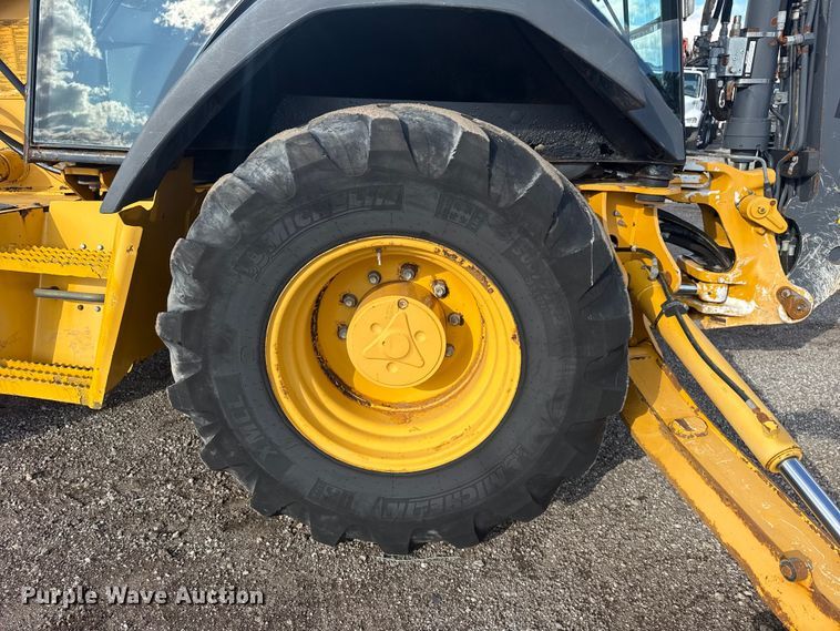 image for item EG1952 John Deere 310J backhoe