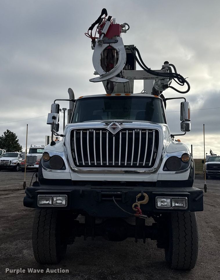 image for item EG1956 2014 International 7600 digger derrick truck