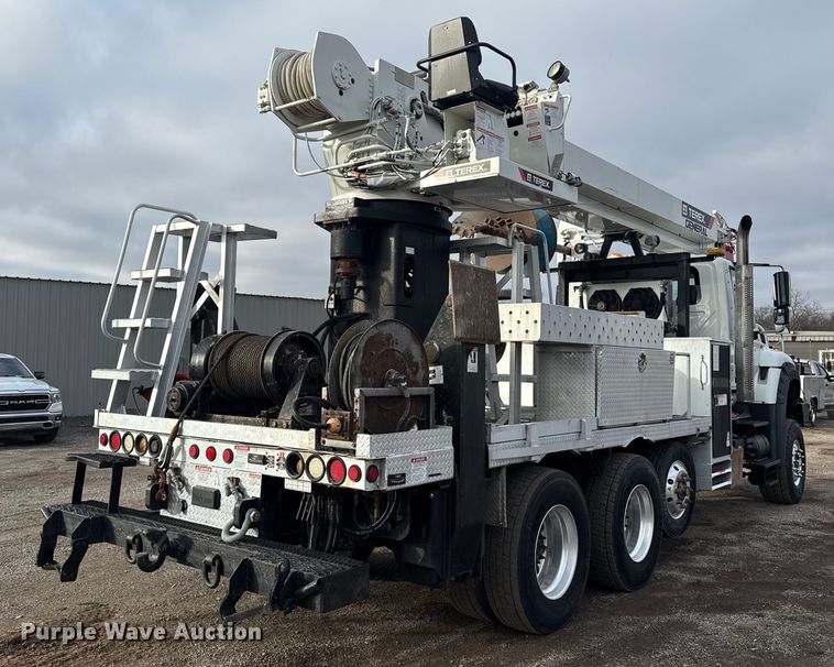 image for item EG1956 2014 International 7600 digger derrick truck