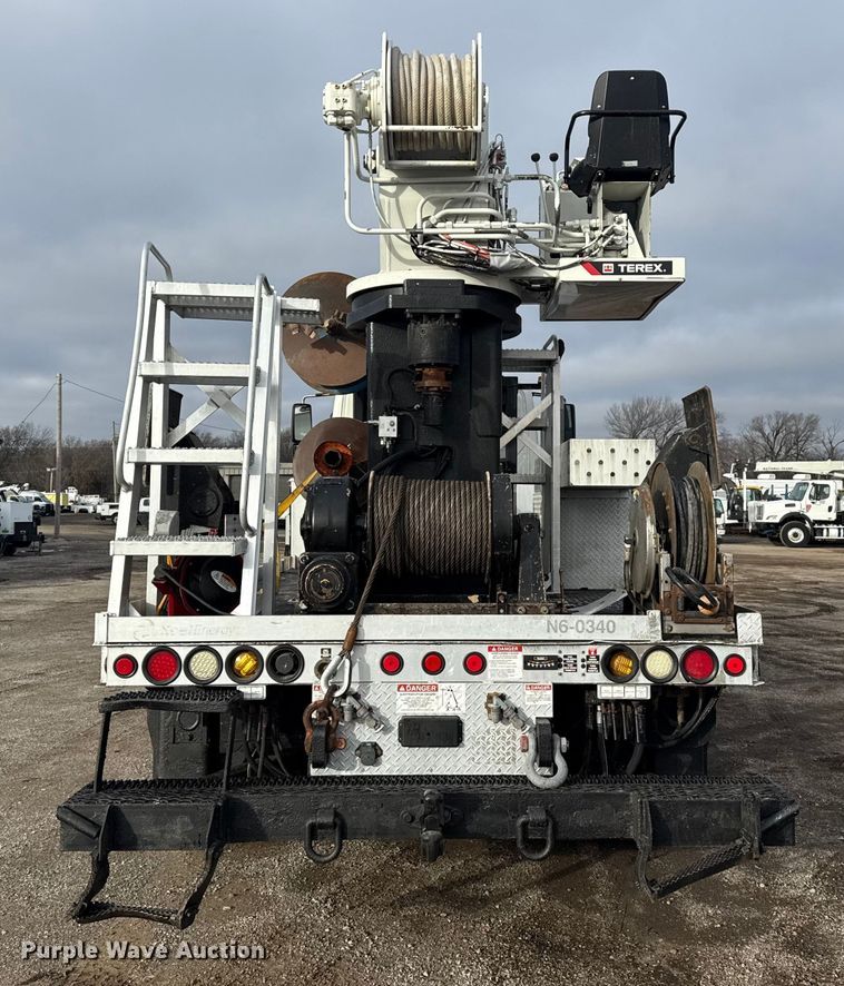 image for item EG1956 2014 International 7600 digger derrick truck