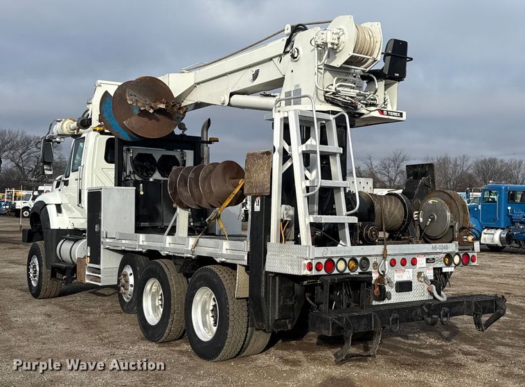 image for item EG1956 2014 International 7600 digger derrick truck