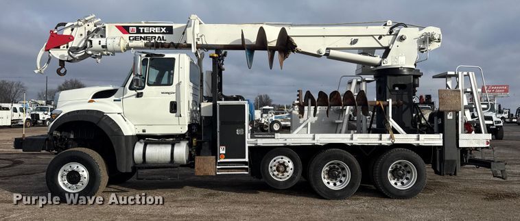image for item EG1956 2014 International 7600 digger derrick truck