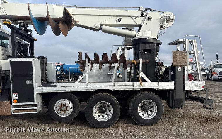image for item EG1956 2014 International 7600 digger derrick truck