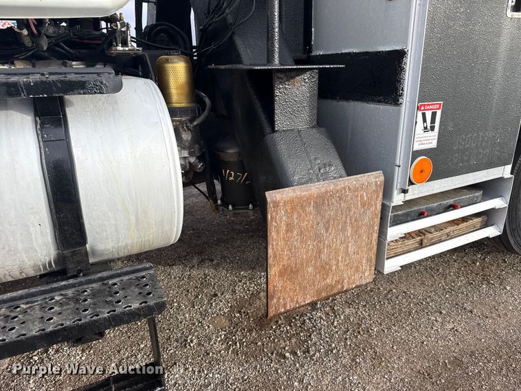 image for item EG1956 2014 International 7600 digger derrick truck