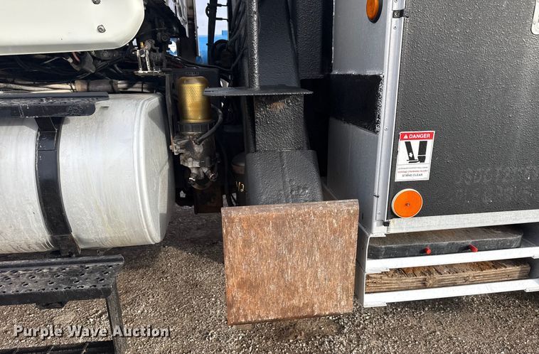 image for item EG1956 2014 International 7600 digger derrick truck