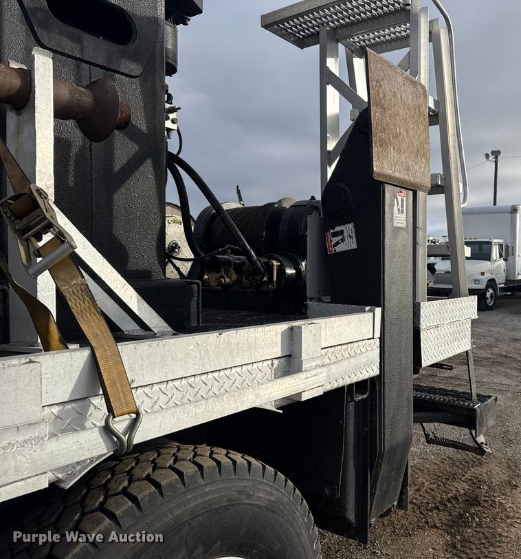 image for item EG1956 2014 International 7600 digger derrick truck