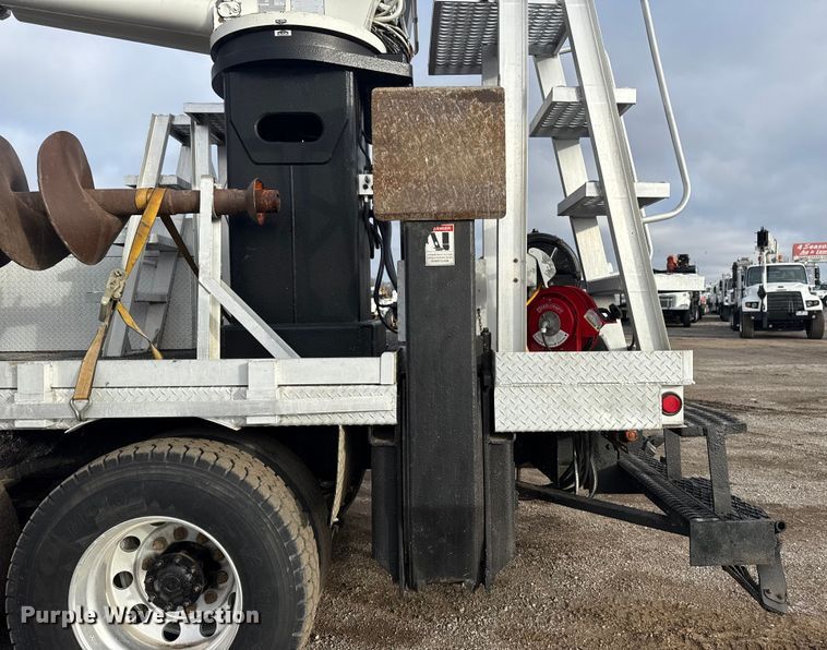 image for item EG1956 2014 International 7600 digger derrick truck