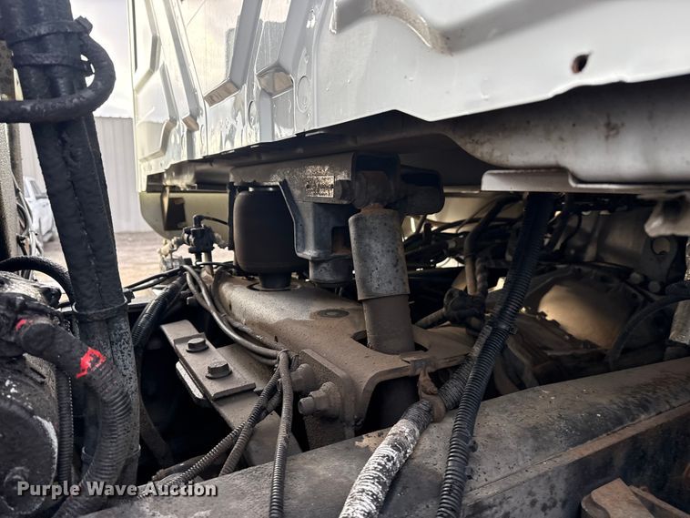 image for item EG1956 2014 International 7600 digger derrick truck