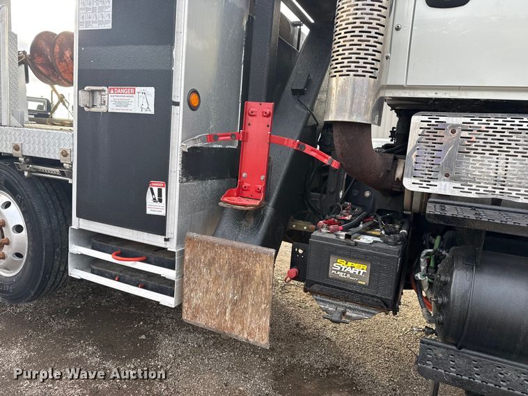 image for item EG1956 2014 International 7600 digger derrick truck