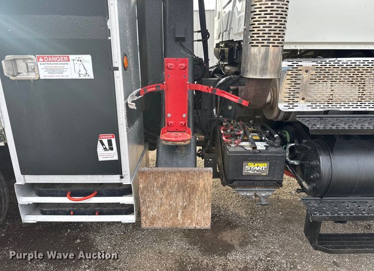 image for item EG1956 2014 International 7600 digger derrick truck