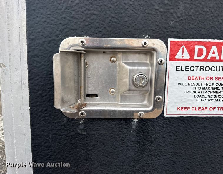 image for item EG1956 2014 International 7600 digger derrick truck