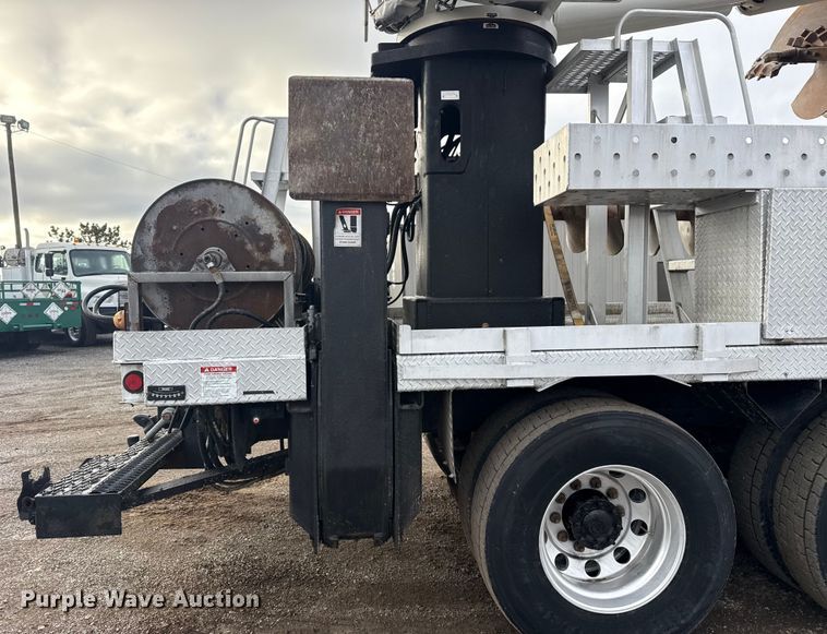 image for item EG1956 2014 International 7600 digger derrick truck