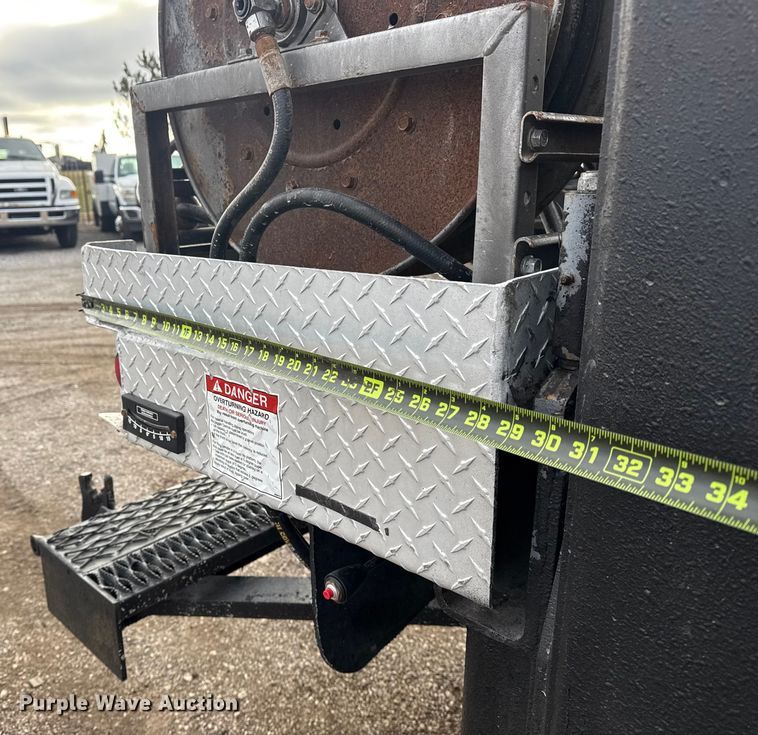 image for item EG1956 2014 International 7600 digger derrick truck