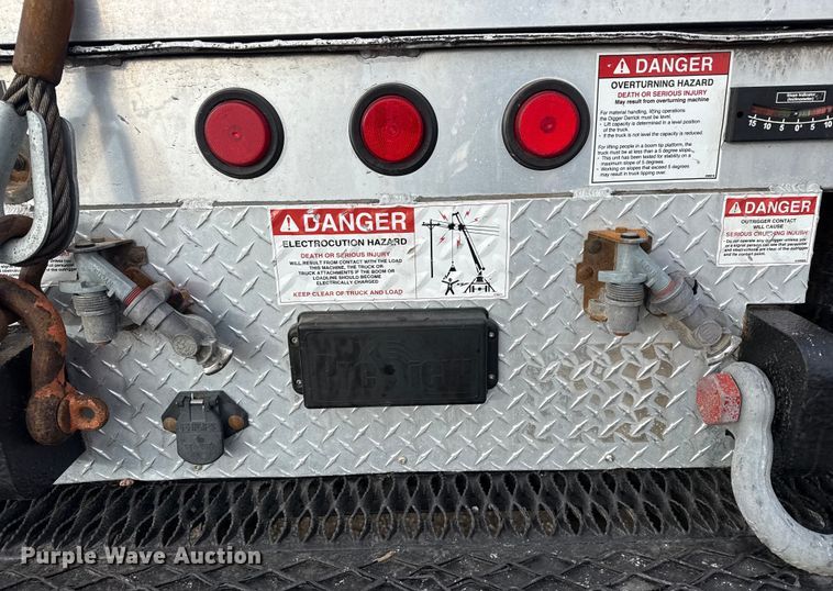 image for item EG1956 2014 International 7600 digger derrick truck