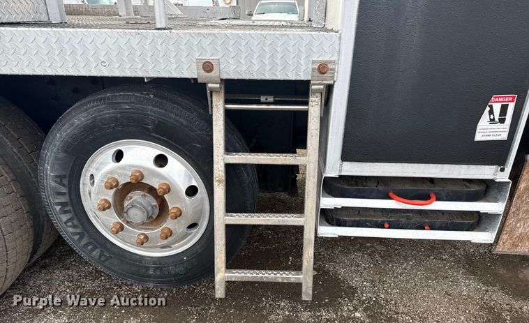 image for item EG1956 2014 International 7600 digger derrick truck