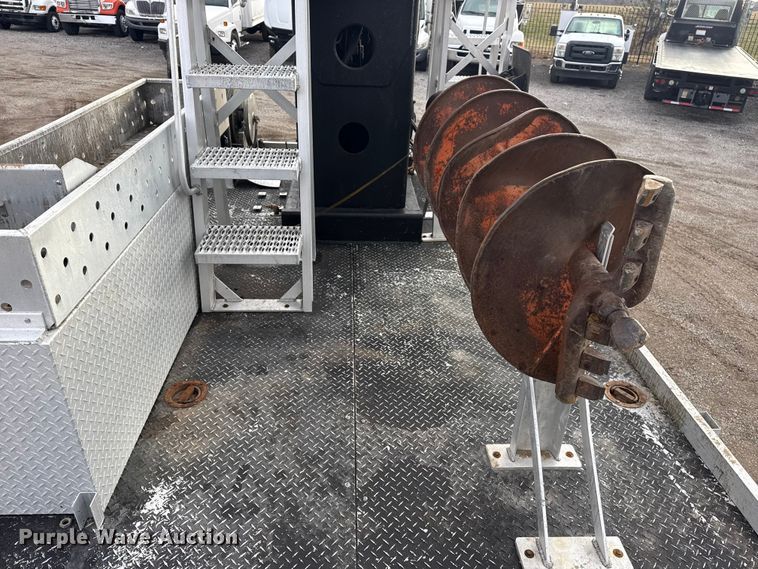 image for item EG1956 2014 International 7600 digger derrick truck