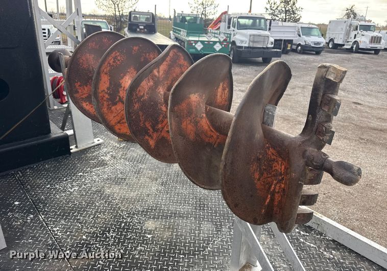 image for item EG1956 2014 International 7600 digger derrick truck