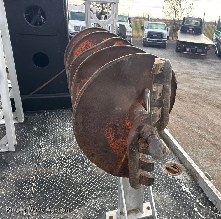 image for item EG1956 2014 International 7600 digger derrick truck