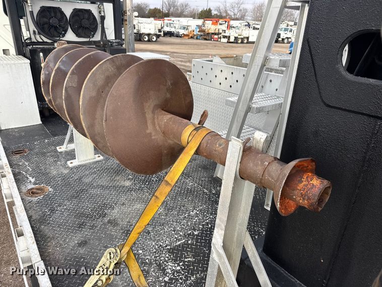 image for item EG1956 2014 International 7600 digger derrick truck