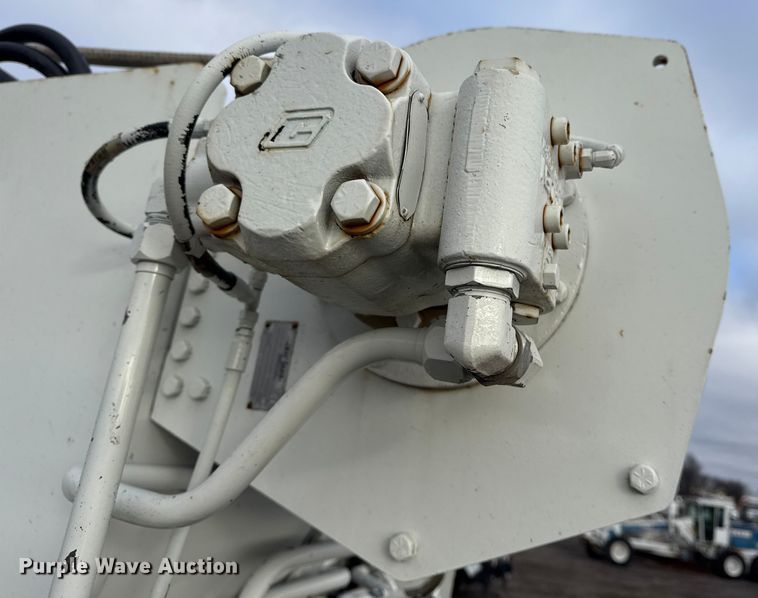 image for item EG1956 2014 International 7600 digger derrick truck