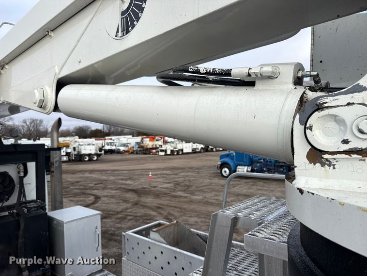 image for item EG1956 2014 International 7600 digger derrick truck