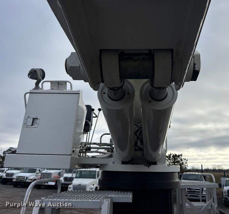 image for item EG1956 2014 International 7600 digger derrick truck