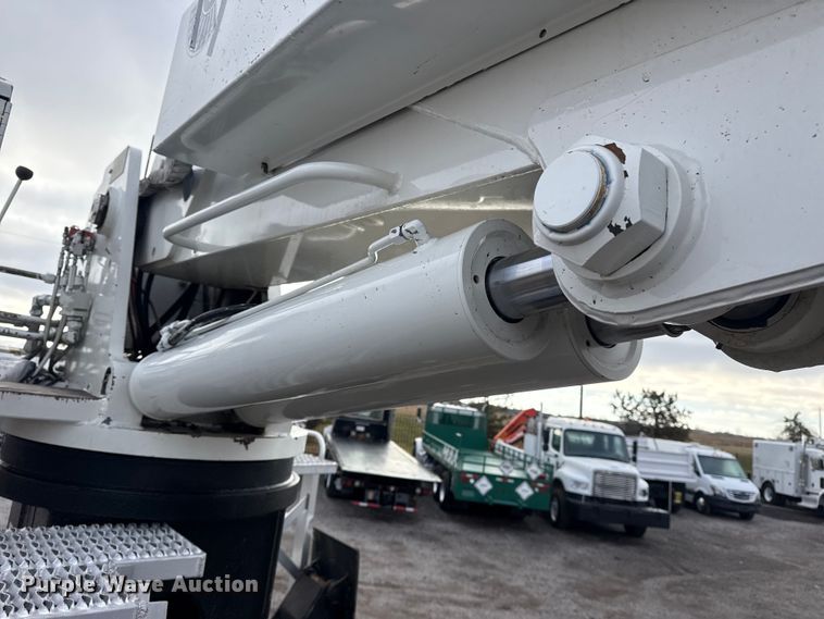 image for item EG1956 2014 International 7600 digger derrick truck