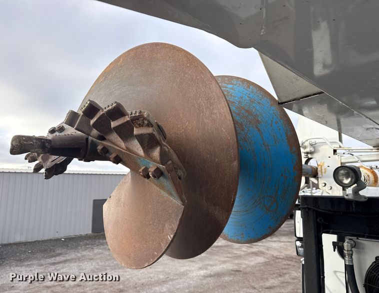 image for item EG1956 2014 International 7600 digger derrick truck