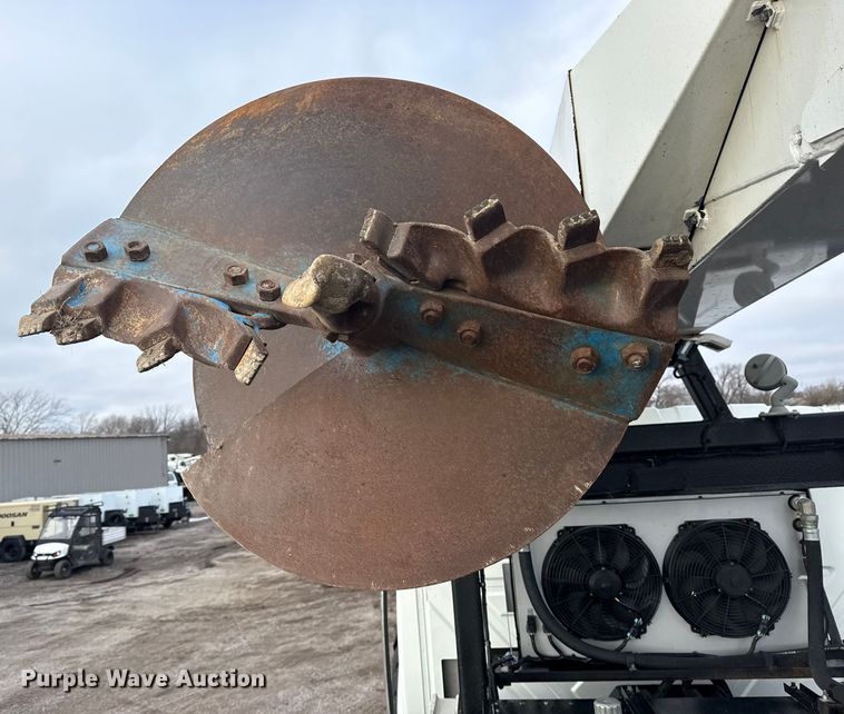 image for item EG1956 2014 International 7600 digger derrick truck