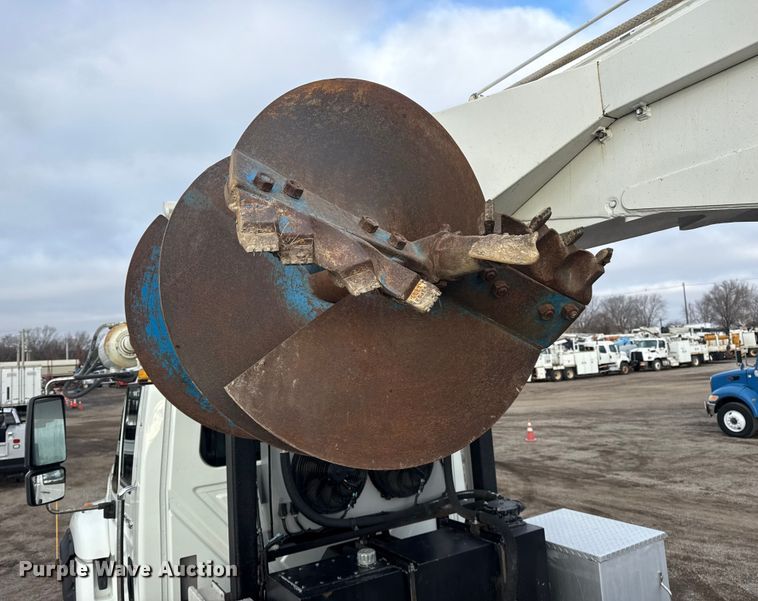 image for item EG1956 2014 International 7600 digger derrick truck