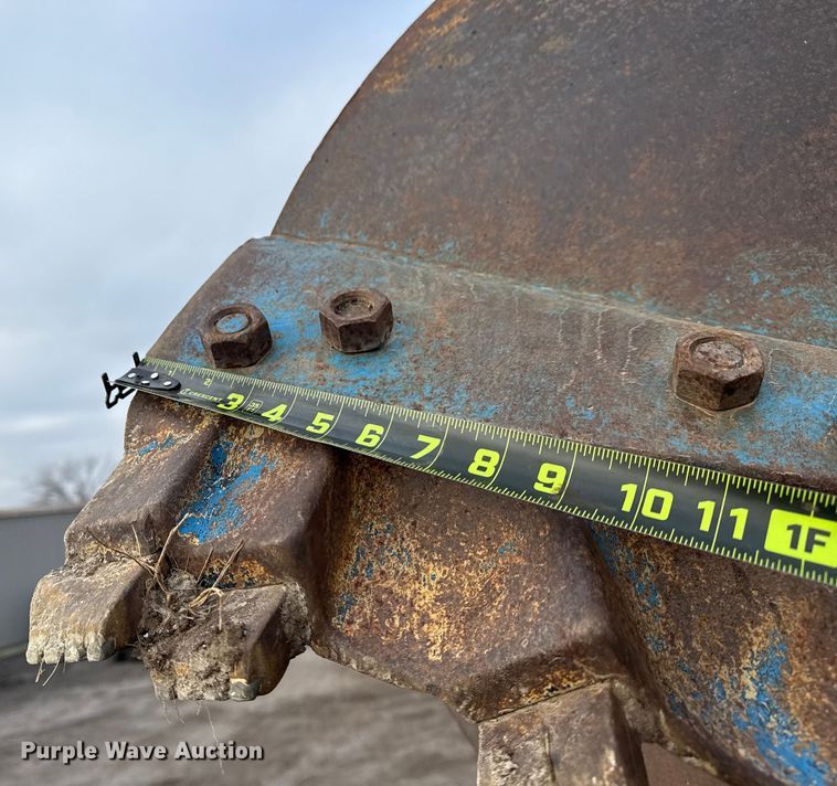 image for item EG1956 2014 International 7600 digger derrick truck