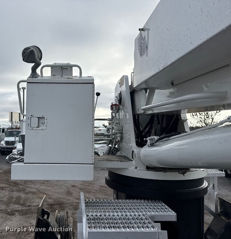 image for item EG1956 2014 International 7600 digger derrick truck