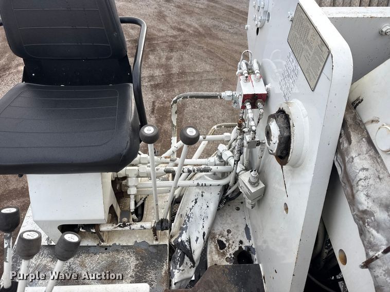 image for item EG1956 2014 International 7600 digger derrick truck