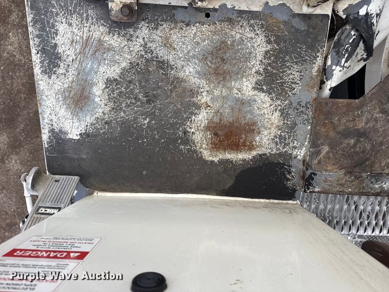 image for item EG1956 2014 International 7600 digger derrick truck