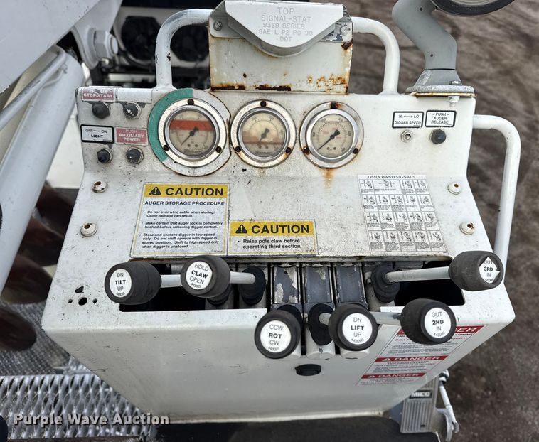 image for item EG1956 2014 International 7600 digger derrick truck