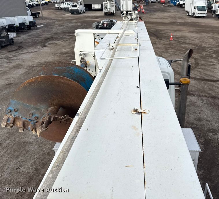 image for item EG1956 2014 International 7600 digger derrick truck