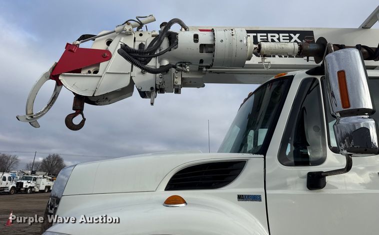 image for item EG1956 2014 International 7600 digger derrick truck