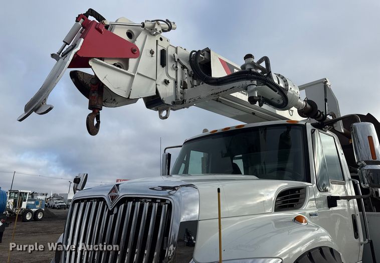 image for item EG1956 2014 International 7600 digger derrick truck