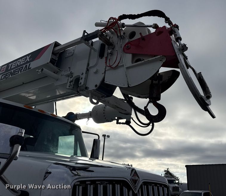 image for item EG1956 2014 International 7600 digger derrick truck