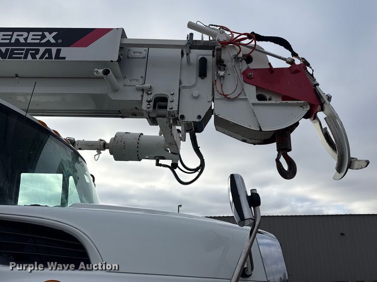 image for item EG1956 2014 International 7600 digger derrick truck