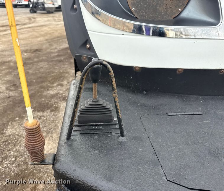 image for item EG1956 2014 International 7600 digger derrick truck