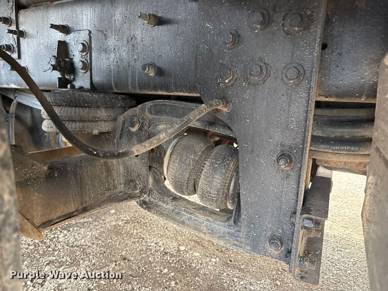 image for item EG1956 2014 International 7600 digger derrick truck