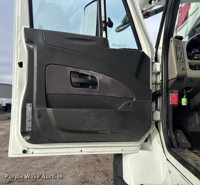 image for item EG1956 2014 International 7600 digger derrick truck