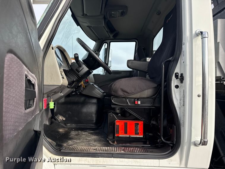 image for item EG1956 2014 International 7600 digger derrick truck