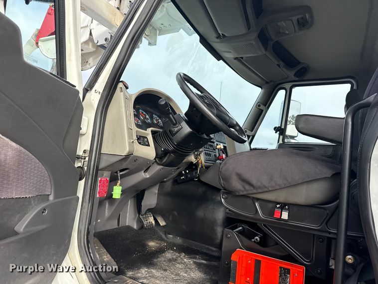 image for item EG1956 2014 International 7600 digger derrick truck