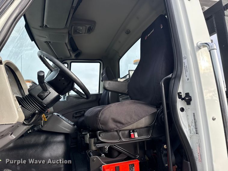 image for item EG1956 2014 International 7600 digger derrick truck