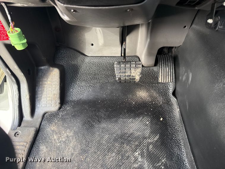 image for item EG1956 2014 International 7600 digger derrick truck