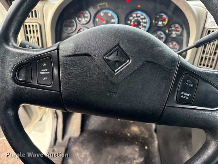 image for item EG1956 2014 International 7600 digger derrick truck