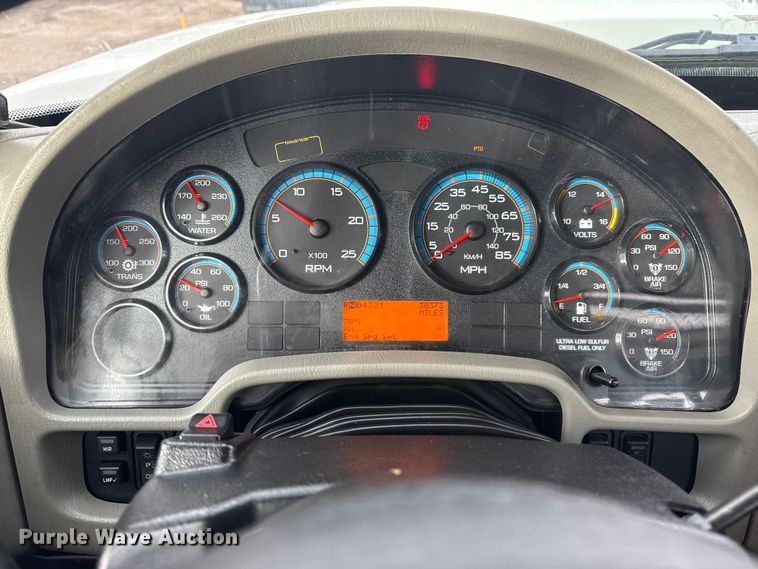 image for item EG1956 2014 International 7600 digger derrick truck